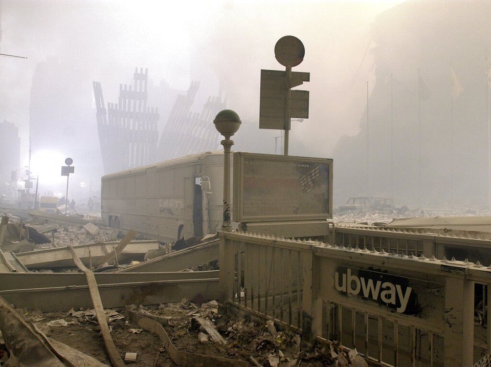 Τα συντρίμμια των Δίδυμων Πύργων κάπνιζαν για ημέρες (AP Photo/Mark Lennihan)
