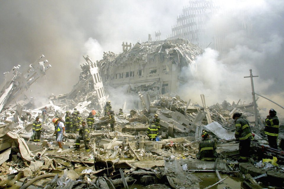 Πυροσβέστες στα ερείπια των Δίδυμων Πύργων (AP Photo/Shawn Baldwin)