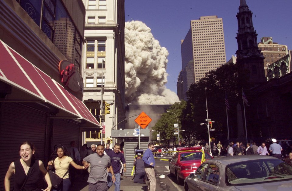 Άνθρωποι τρέχουν να γλιτώσουν από την κατάρρευση του βόρειου πύργου του Παγκόσμιου Κέντρου Εμπορίου στη Νέα Υόρκη (AP Photo/Suzanne Plunkett)