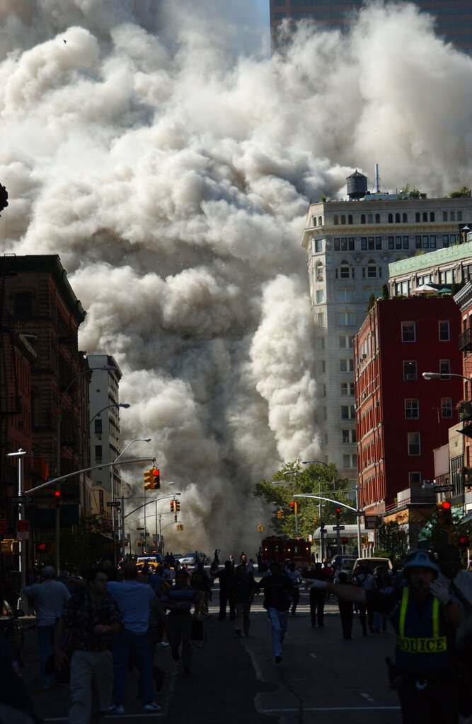Ο βόρειος πύργος καταρρέει, η πόλη πνίγεται στη σκόνη (AP Photo/Louis Lanzano)