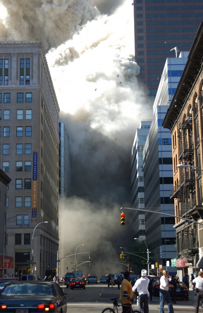 Ο βόρειος πύργος του Παγκόσμιου Κέντρου Εμπορίου καταρρέει, οι Νεοϋορκέζοι παρακολουθούν άφωνοι (AP Photo/Louis Lanzano)