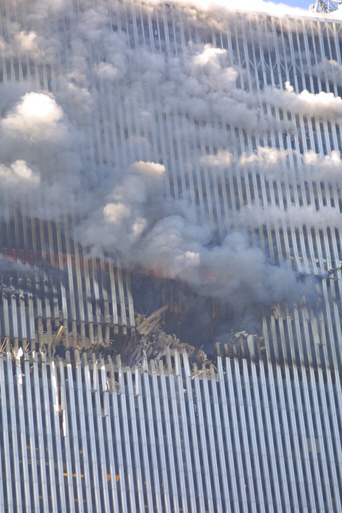Το αεροπλάνο έσκισε τον νότιο πύργο