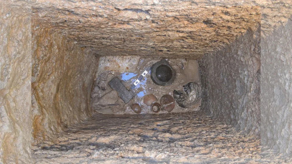 Tο ανασκαφικό έργο που υλοποιήθηκε στον Πειραιά και σε όμορους Δήμους, στο πλαίσιο δύο μεγάλων δημόσιων συγκοινωνιακών έργων, του μετρό και του τραμ