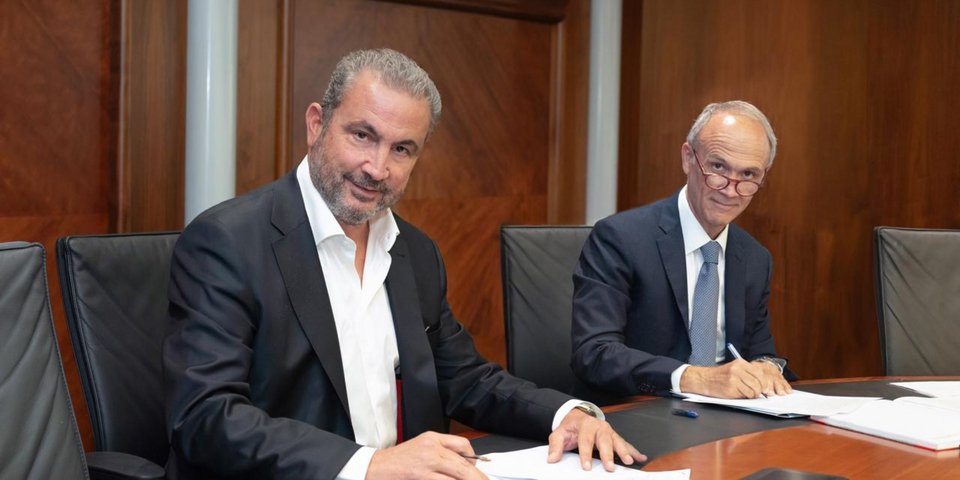 Ο πρόεδρος και διευθύνων σύμβουλος του Ομίλου AKTOR, Αλέξανδρος Εξάρχου και ο Ευθύμιος Μπουλούτας υπογράφουν το deal εξαγοράς της ΑΚΤΩΡ Παραχωρήσεις από τον Όμιλο AKTOR
