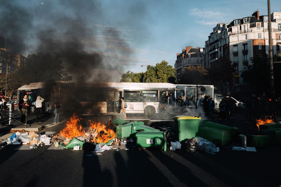 Στο Παρίσι αρκετές εκατοντάδες μαθητές και διαδηλωτές μπλοκάρουν το λύκειο Helene Boucher. Ένα οδόφραγμα από φλεγόμενους κάδους απορριμμάτων στήνεται για να εμποδίσει την κυκλοφορία κοντά στην Place de la Nation και η αστυνομία διαλύει τους διαδηλωτές με δακρυγόνα μετά από αρκετές συγκρούσεις.