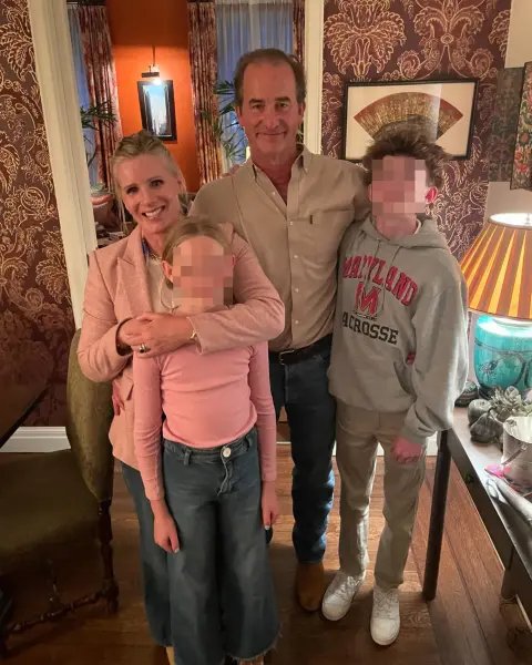 Η Κριστίν Κάμποτ με τον σύζυγό της Άντριου και τα παιδιά τους 