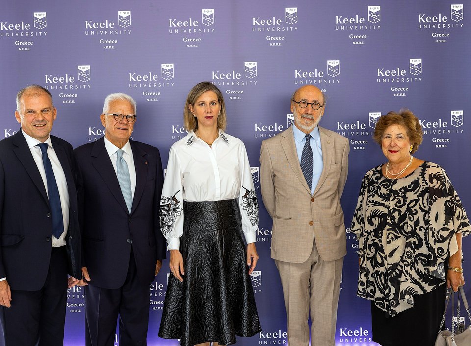 O Πρύτανης του μητρικού Πανεπιστημίου Keele στο Ηνωμένο Βασίλειο, καθηγητής κ. Kevin Shakesheff, ο Πρύτανης του Πανεπιστημίου Keele στην Ελλάδα, κ. Οδυσσέας Ζώρας, η Πρόεδρος του Δ.Σ. του Πανεπιστημίου Keele στην Ελλάδα, Δρ. Χριστίνα Παρασκευοπούλου, ο Πρόεδρος του Ακαδημαϊκού Συμβουλίου του Πανεπιστημίου Keele, Ομότιμος Καθηγητής του Πανεπιστημίου του Λονδίνου και Αντεπιστέλλον μέλος της Ακαδημίας Αθηνών, κ. Ντίνος Αρκουμάνης, η Κοσμήτορας της Σχολής Ανθρωπιστικών και Κοινωνικών Επιστημών του Keele στην Ελλάδα, κα Ισμήνη Κριάρη.