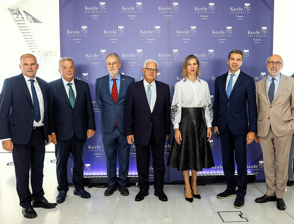 O Πρύτανης του μητρικού Πανεπιστημίου Keele στο Ηνωμένο Βασίλειο, καθηγητής κ. Kevin Shakesheff, ο Κοσμήτορας της Νομικής Σχολής του Πανεπιστημίου Keele στην Ελλάδα, κ. Αριστοτέλης Χαραλαμπάκης, ο Κοσμήτορας της Σχολής Ιατρικής και Επιστημών Υγείας του Keele στην Ελλάδα, κ. Κωνσταντίνος - Σίμος Σιμόπουλος, ο Πρύτανης του Πανεπιστημίου Keele στην Ελλάδα, κ. Οδυσσέας Ζώρας, η Πρόεδρος του Δ.Σ. του Πανεπιστημίου Keele στην Ελλάδα, Δρ. Χριστίνα Παρασκευοπούλου, ο Πρόεδρος της BC Partners, κ. Νίκος Σταθόπουλος, ο Πρόεδρος του Ακαδημαϊκού Συμβουλίου του Πανεπιστημίου Keele, κ.Ντίνος Αρκουμάνης.