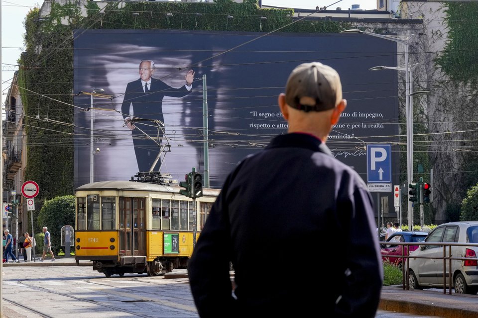 Το γιγαντιαίο banner για το «ύστατο χαίρε» στον Τζόρτζιο Αρμάνι στο Μιλάνο / AP
