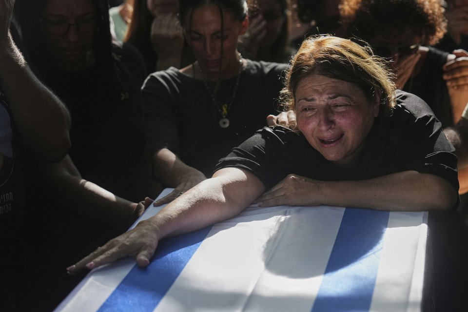 Η μητέρα του ομήρου Ιντάν Στίβι θρηνεί το παιδί της πάνω στο φέρετρο / AP