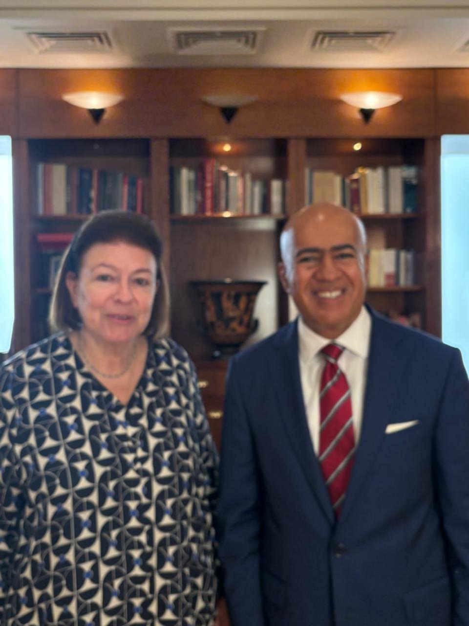 Η Υπουργός Πολιτισμού Λίνα Μενδώνη, με τον Πρέσβη των Ηνωμένων Αραβικών Εμιράτων, Δρ. Ali Obaid Al Dhaheri