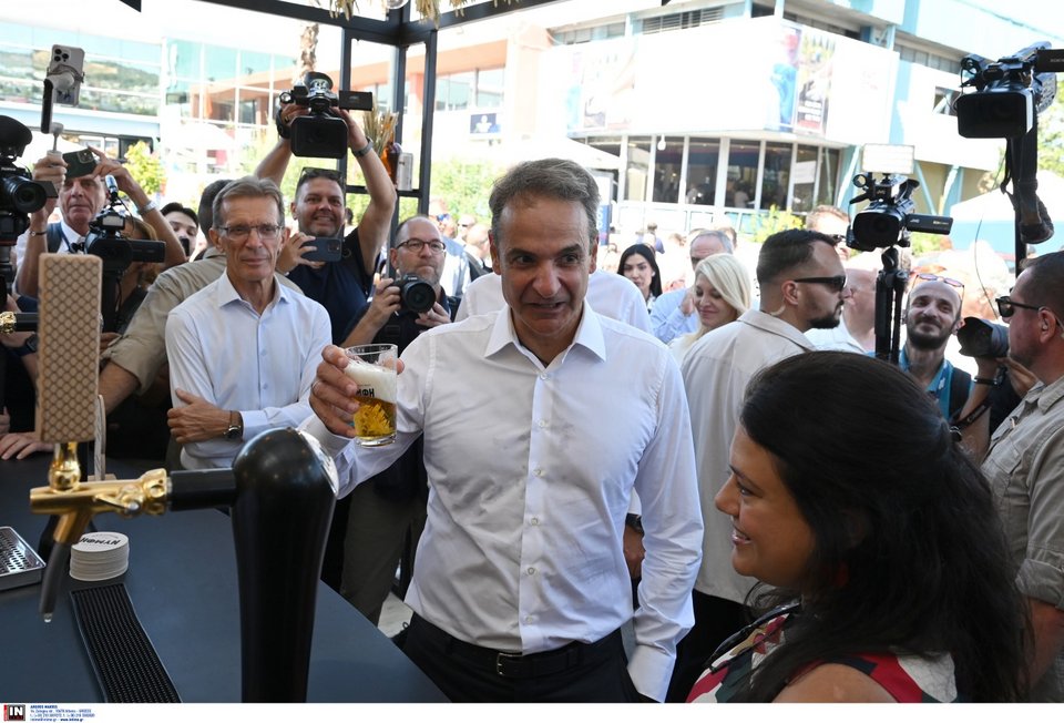 Κατά την περιοδεία του ο κ. Μητσοτάκης επέλεξε να πιει μια γουλιά από το σταντ της μπίρας «Νύμφη», λέγοντας μάλιστα χαρακτηριστικά ότι είναι πλέον… έθιμο / Φωτογραφία: INTIMENEWS / ΠΑΠΑΝΙΚΟΣ ΓΙΑΝΝΗΣ
