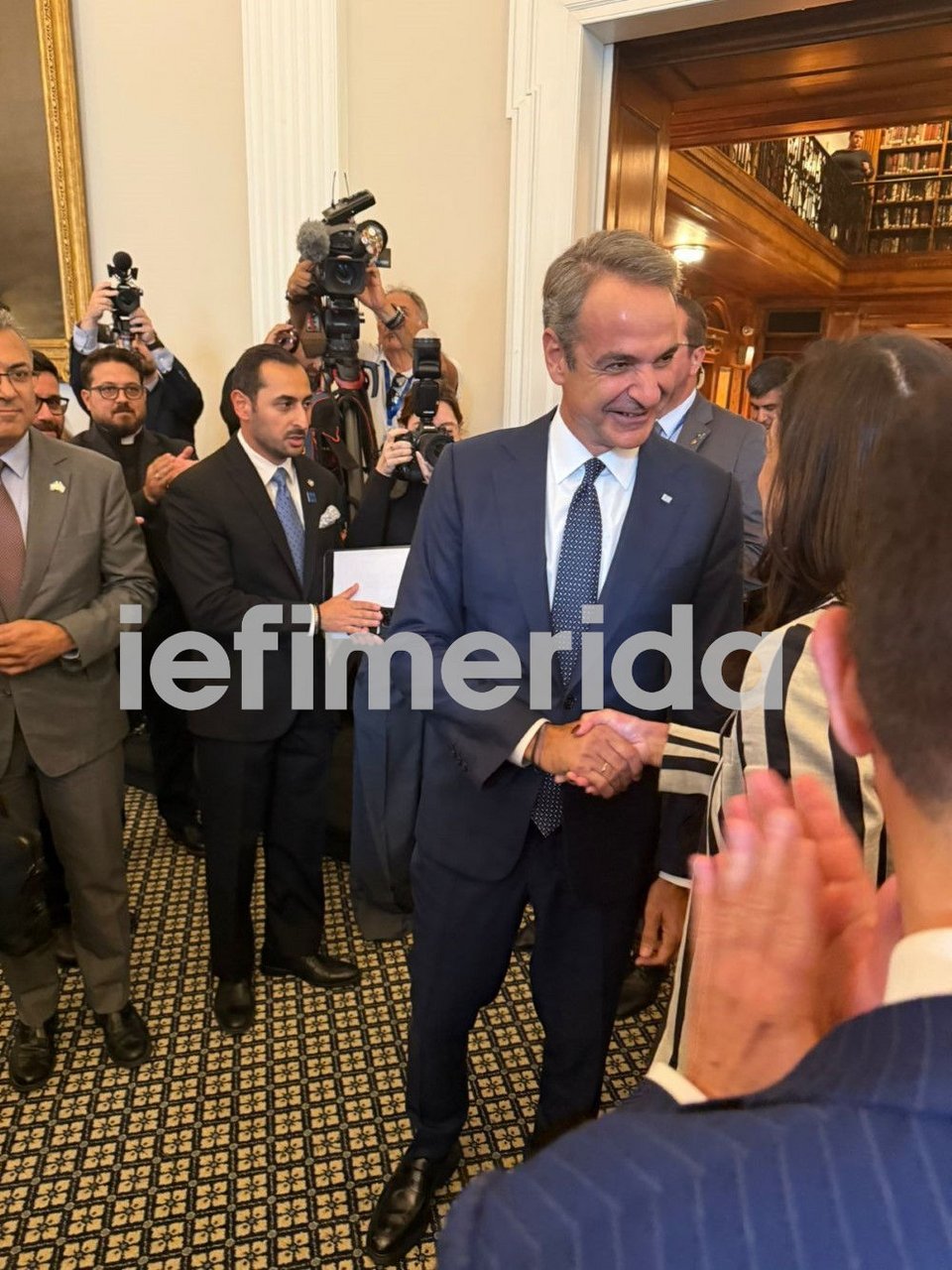 Ο Κυριάκος Μητσοτάκης κατά την είσοδό του στον χώρο που πραγματοποιείται η εκδήλωση