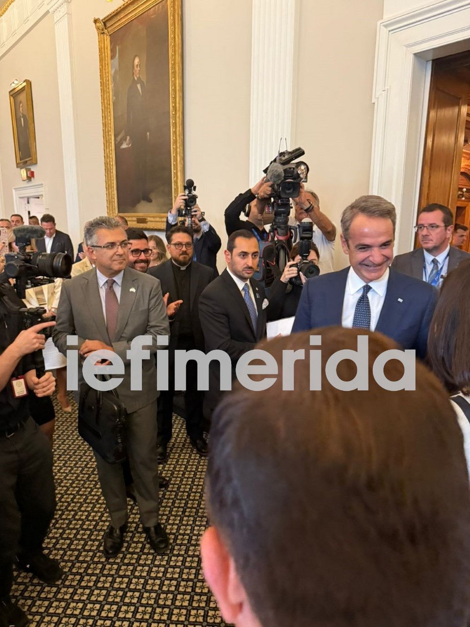 Ο Κυριάκος Μητσοτάκης κατά την είσοδό του στον χώρο που πραγματοποιείται η εκδήλωση