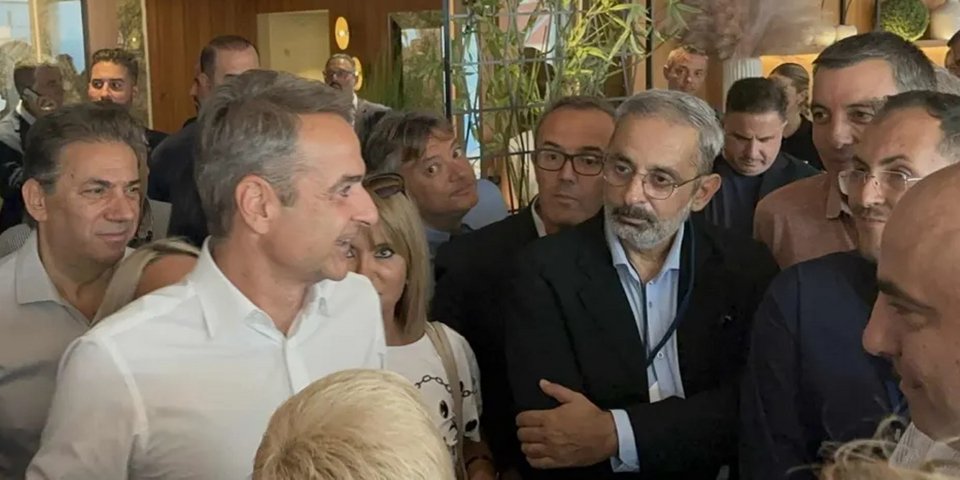 Ο Κυριάκος Μητσοτάκης σε συνάντηση με δημοσιογράφους στη Θεσσαλονίκη, στο roof garden του Electra Palace