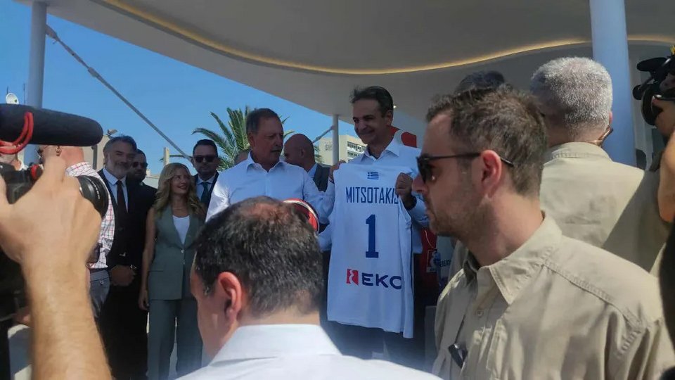 Ο πρωθυπουργός πήρε δώρο μια μπάλα της Εθνικής και μια φανέλα της με το νούμερο 1 και το όνομα Μητσοτάκης