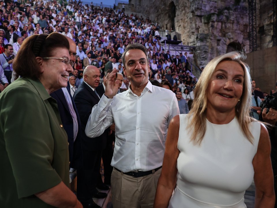 Ο Κυριάκος και η Μαρέβα Μητσοτάκη με την υπουργό Πολιτισμού Λίνα Μενδώνη στη συζήτηση με τον Ντέμη Χασάμπη / Φωτογραφία: Stringer / SOOC