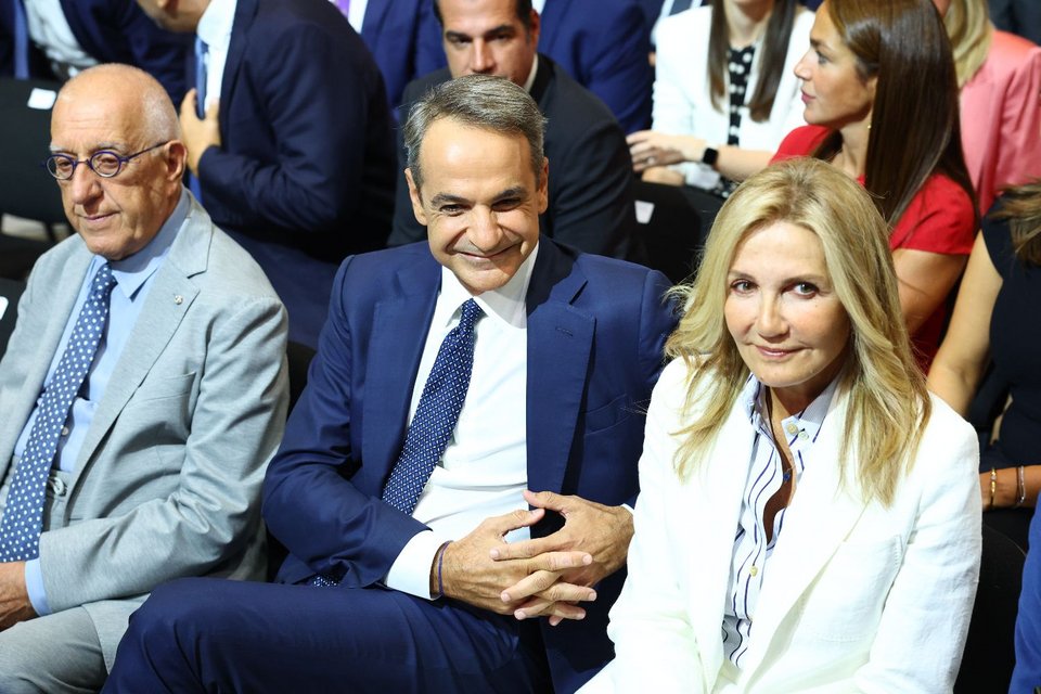 Ο Νικήτας Κακλαμάνης με τον πρωθυπουργό Κυριάκο Μητσοτάκη και την Μαρέβα Γκραμπόφσκι