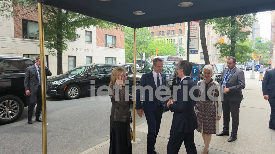 Η άφιξη του Κυριάκου Μητσοτάκη με τη σύζυγό του, Μαρέβα