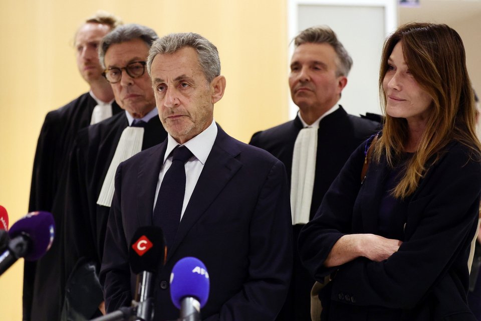 Ο Νικολά Σαρκοζί κάνει δηλώσεις μετά την δικαστική απόφαση