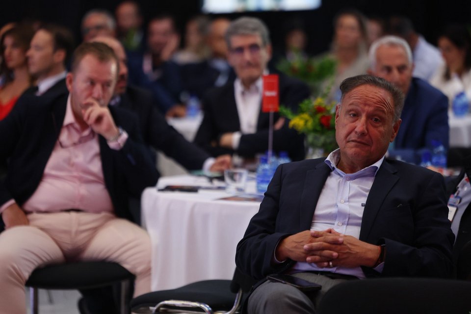 Ο δήμαρχος Θεσσαλονίκης Στέλιος Αγγελούδης και πίσω του, οι βουλευτές Κόκκαλης, Γιαννούλης και Αποστολάκης
