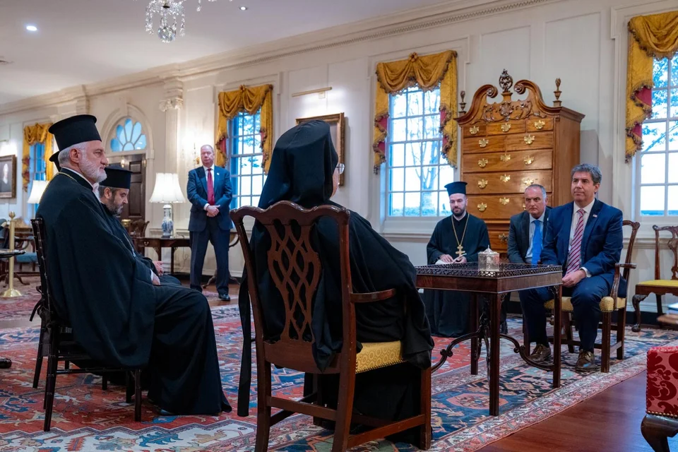 Ο Οικουμενικός Πατριάρχης με τον Αρχιεπίσκοπο Αμερικής Ελπιδοφόρο τον Μάικλ Ρήγα και τον Μάικλ Καρλούτσο