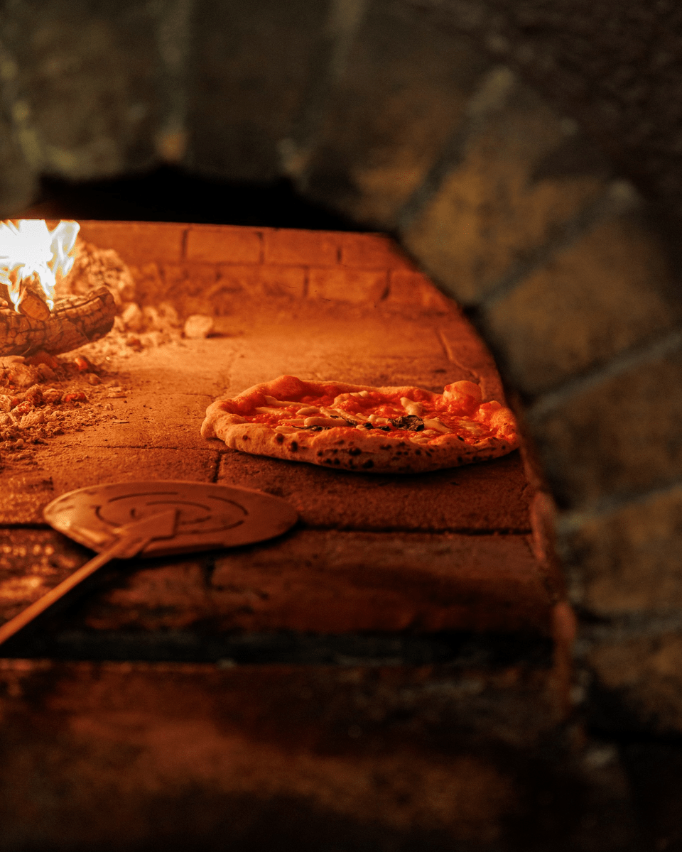 Πίτσα στον ξυλόφουρνο στο Peccato di Gola / Φωτογραφία: peccatidigola.greece/Instagram