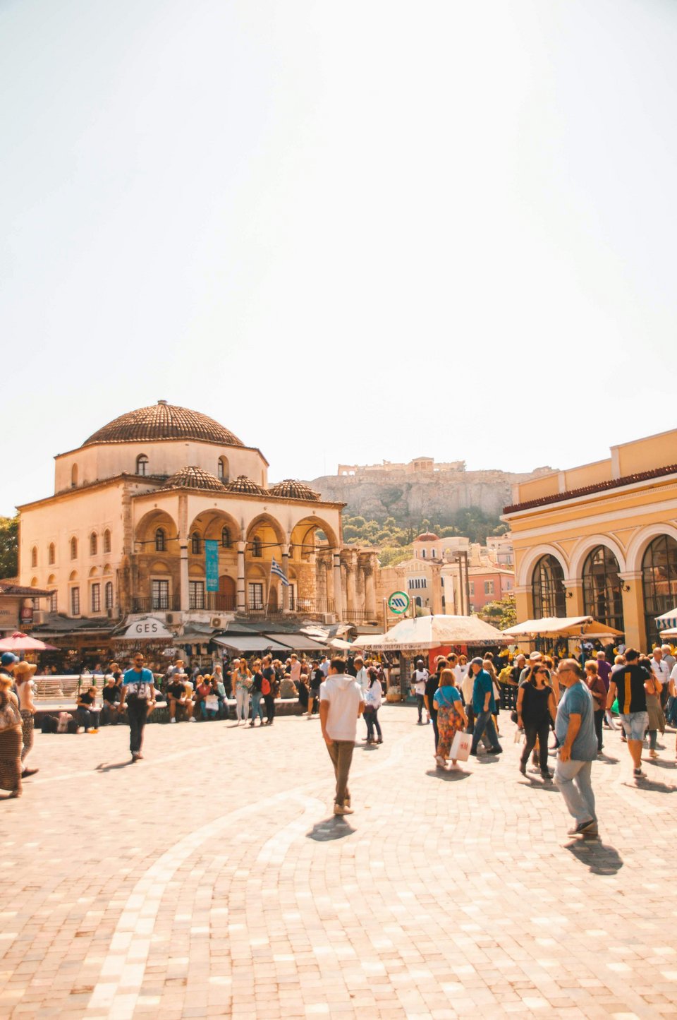 «Η Αθήνα είναι η πόλη όπου η ιστορία, ο ήλιος και ο καφές στο πεζοδρόμιο γίνονται ψυχοθεραπεία. Παρότι δεν διαθέτει πολλά πάρκα, η εγγύτητα με τη θάλασσα λειτουργεί ως φυσικό αντίβαρο» / PEXELS