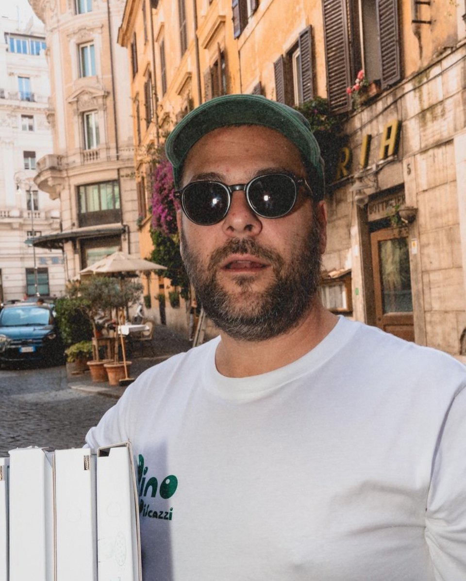 O Luca Piscazzi με κουτιά πίτσας και t-shirt «Pino» / Φωτογραφία: pino_athens/Instagram