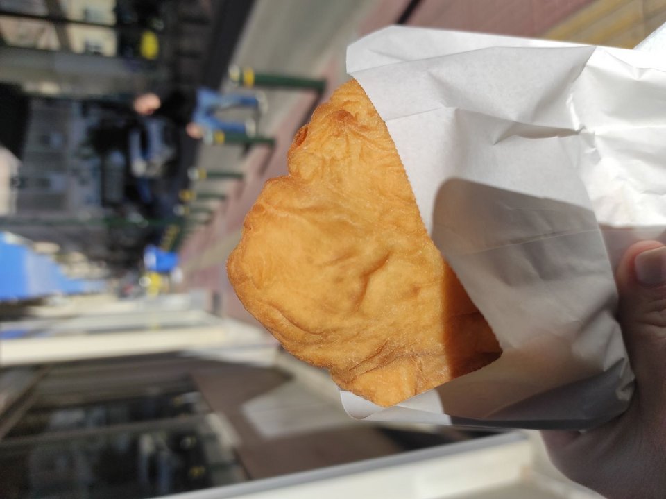 πιροσκί πρωινό στο χέρι