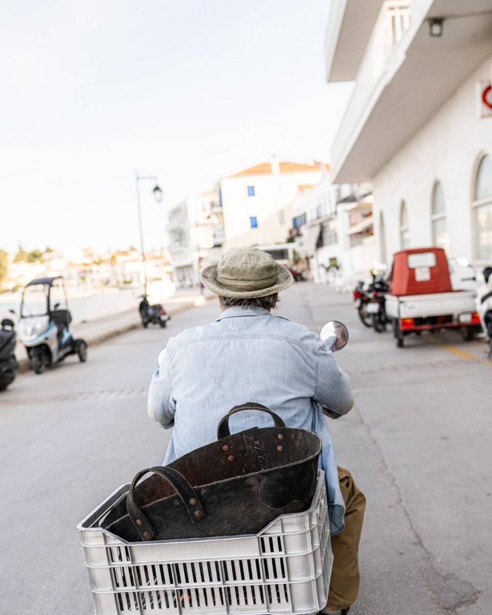 Το εστιατόριο On The Verandah από φέτος είναι άμεσα συνδεδεμένο με το μποστάνι, προσφέροντας μια δημιουργική κοσμοπολίτικη εκδοχή της ελληνικής γαστρονομίας.