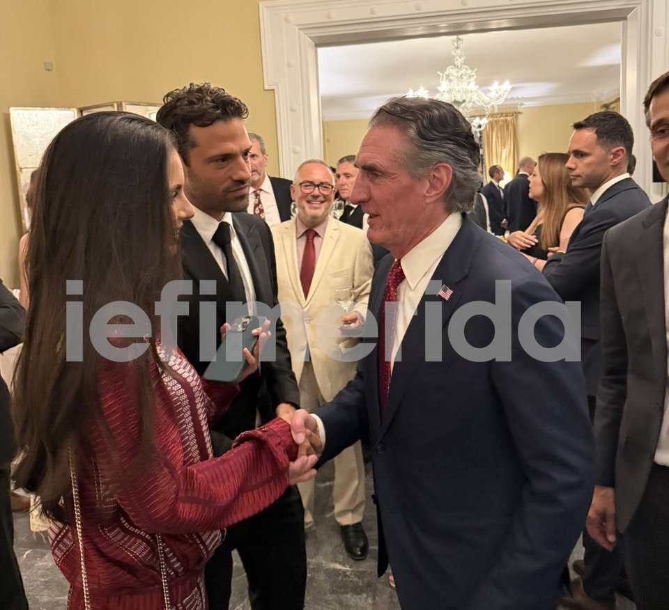 Ο Κωνσταντίνος Αργυρός με τη σύζυγό του Αλεξάνδρα Νίκα με τον Αμερικανό ΥΠΕΣ