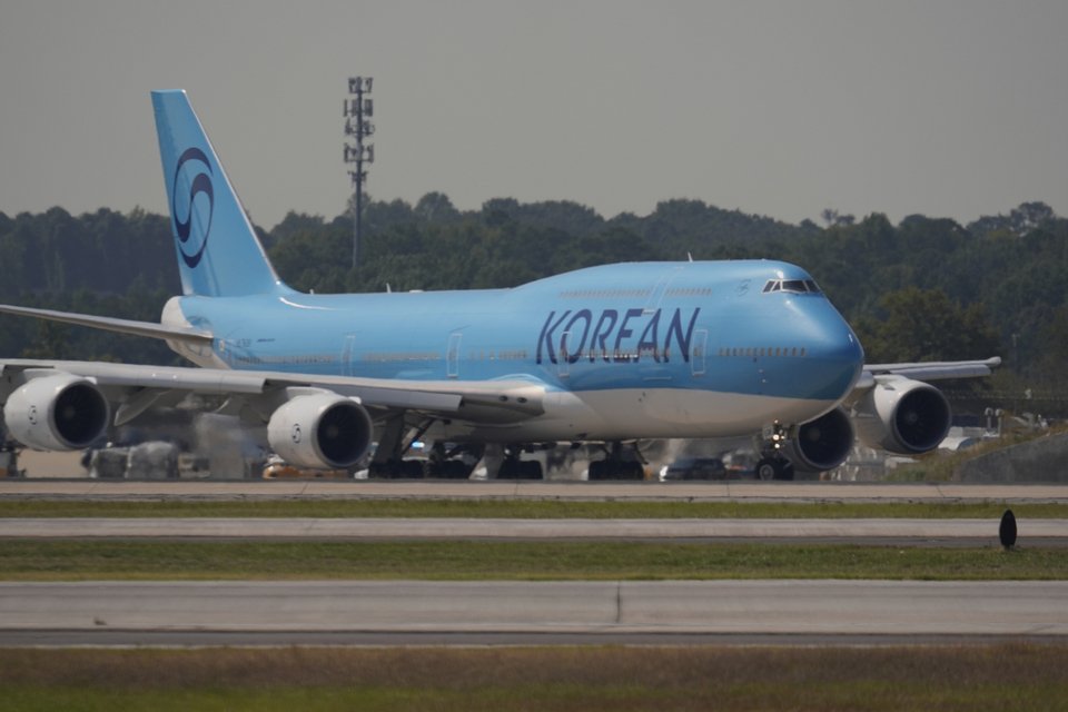 Το αεροσκάφος της Korean Airlines που μετέφερε τους εργαζόμενους πίσω στη Νότια Κορέα / FR AP