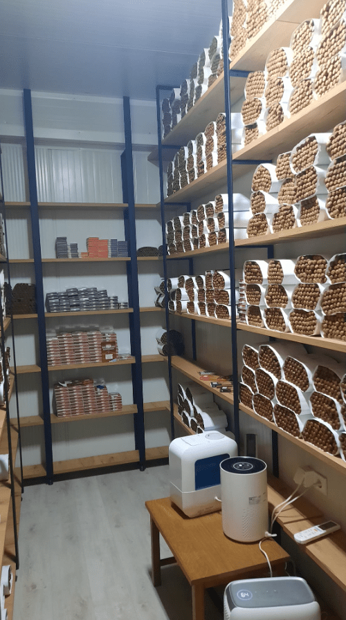 Δωμάτιο με πούρα και ειδική συσκευή για να διατηρεί την υγρασία
