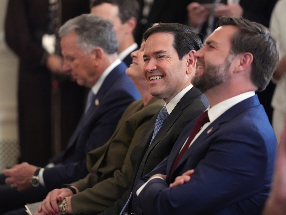 Ο αντιπρόεδρος Τζέι ντι Βανς και ο αμερικανός ΥΠΕΞ Μάρκο Ρούμπιο σε εύθυμη διάθεση πριν τη συνέντευξη Τύπου Τραμπ--Νετανιάχου -AP