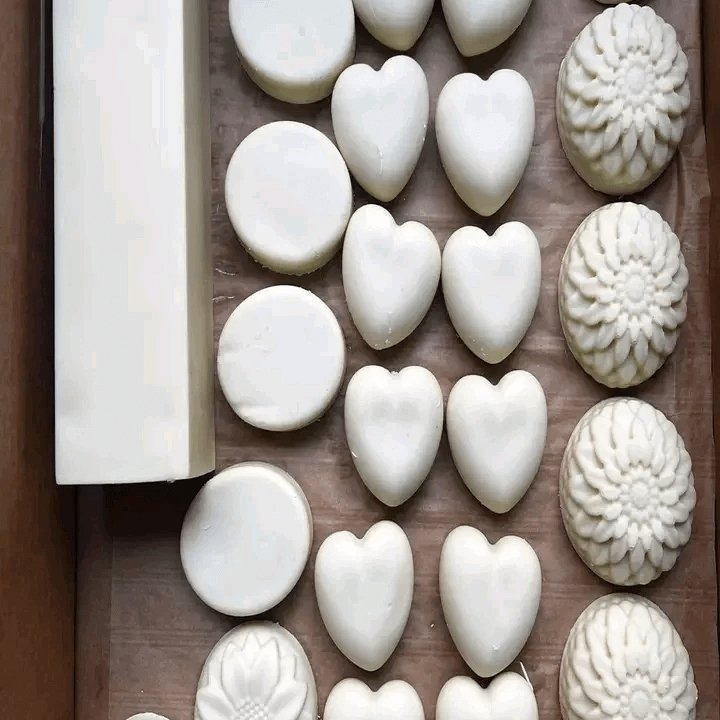 Το σαπούνι από γάλα γαϊδούρας έχει αντιγηραντικά οφέλη, είναι πλούσιο σε βιταμίνες Α, Β1, Β2, Β6, D και Ε, καθώς και σε μέταλλα όπως ασβέστιο, μαγνήσιο και κάλιο. Αυτά τα θρεπτικά συστατικά μπορούν να βοηθήσουν στη θρέψη και τη σύσφιξη του δέρματος, μειώνοντας την εμφάνιση λεπτών γραμμών και ρυτίδων