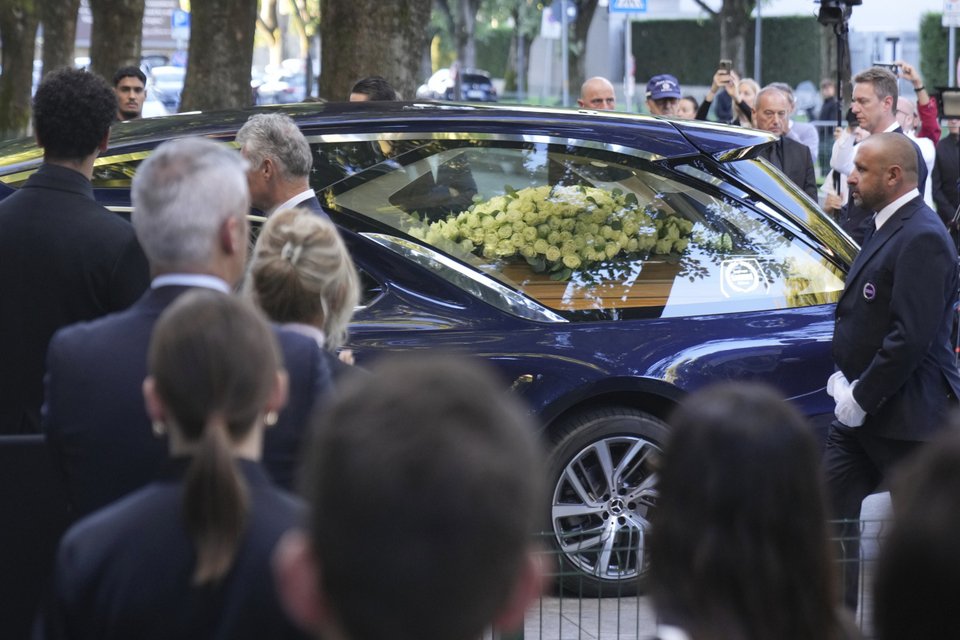 Η σορός του Τζόρτζιο Αρμάνι μεταφέρεται στο Armani/Teatro στο Μιλάνο, το Σάββατο 6 Σεπτεμβρίου 2025