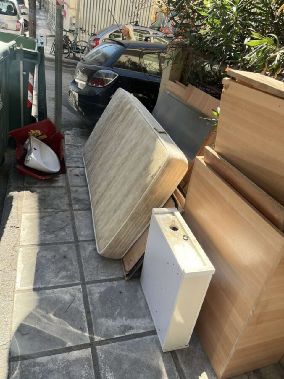 Πρόστιμο 500 ευρώ σε δημότη που πέταξε ογκώδη σε πεζοδρόμιο