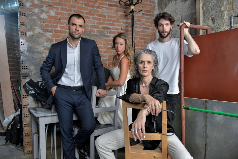 Εμφανίζονται οι ηθοποιοί: Θάνος Μαγκλάρας,  Παρθενόπη Μπουζούρη,  Ελίνα Παπαθεοδώρου,  Γιάννης Σιάμπαλιας