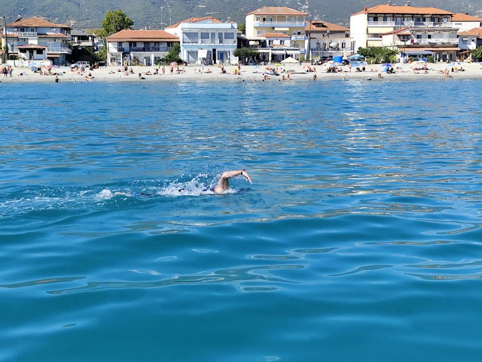 Ο Γιώργος Παπαδόπουλος κολυμπά κατά μήκος των ακτών της Πιερίας / ΑΠΕ-ΜΠΕ