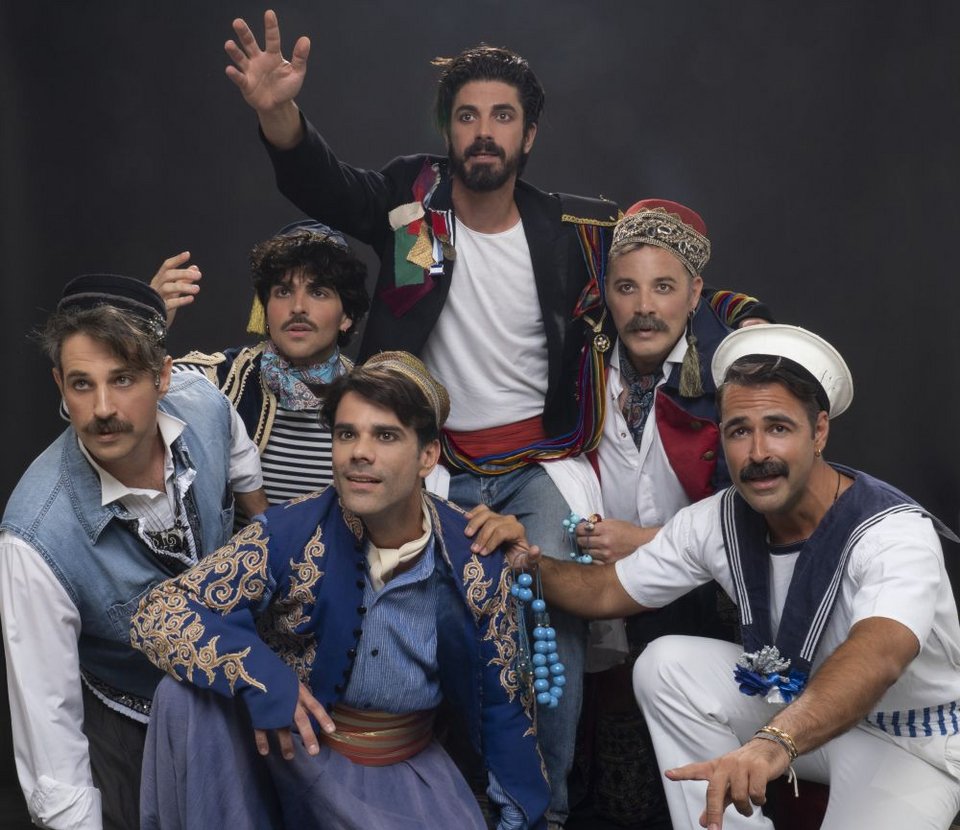 Ζωντανα τραγούδι από όλο τον θίασο