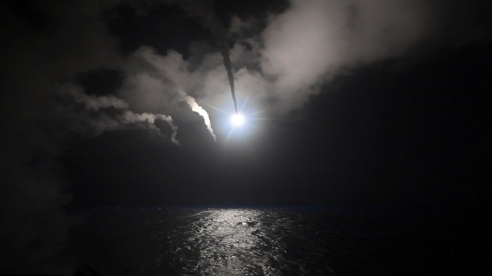 Πύραυλος τύπου Tomahawk πάνω από τη Μεσόγειο κατευθύνεται σε στόχο στο έδαφος της Συρίας το 2017 / Εικόνα US Navy via AP