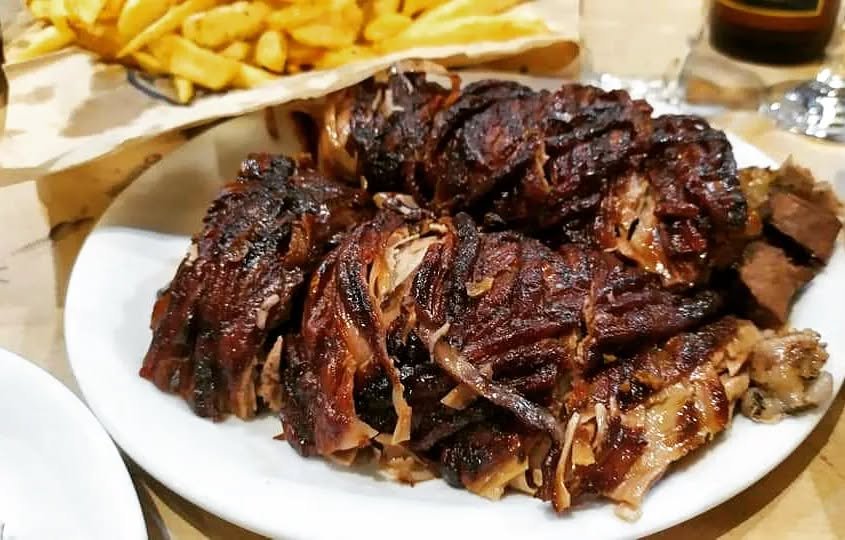 Το λαχταριστό κοκορετσι του Χριστόφορου στα Καλύβια / Φωτογραφία: xristoforos_kalivia/Instagram