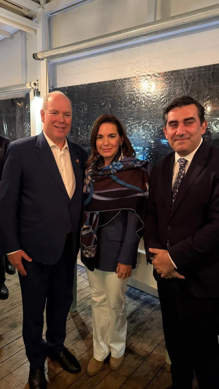 Ο Αλβέρτος του Μονακό, η υπουργός Τουρισμού Όλγα Κεφαλογιάννη και ο δήμαρχος Σκιάθου Θοδωρής Τζούμας