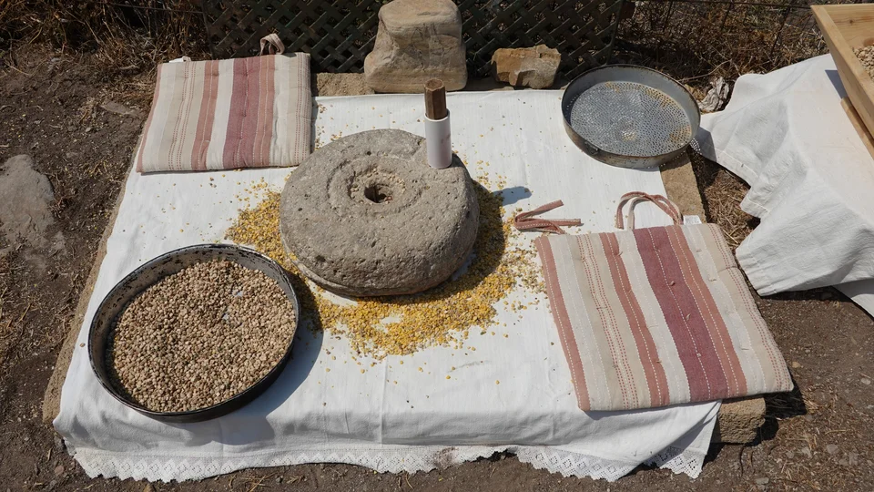 Η φάβα είναι πανάρχαιο έδεσμα που καταναλώνεται μέχρι σήμερα παραδοσιακά στα περισσότερα νησιά του Ελληνικού χώρου