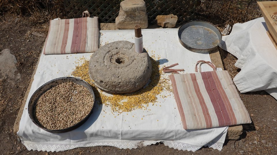 Η φάβα είναι πανάρχαιο έδεσμα που καταναλώνεται μέχρι σήμερα παραδοσιακά στα περισσότερα νησιά του Ελληνικού χώρου