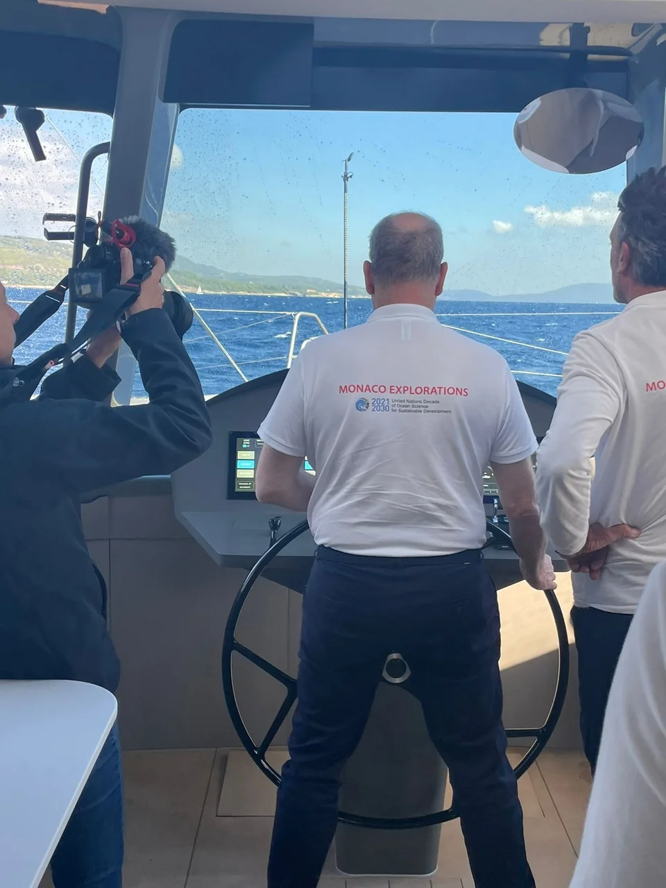 Ο Αλβέρτος στο πηδάλιο του σκάφους