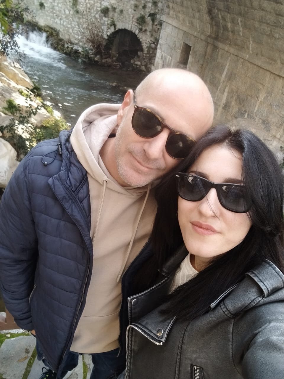 Ο Κωνσταντίνος και η Νάνσυ έφυγαν από την Αθήνα και πλέον θα ζουν στη Ζίτσα με τα τέσσερα παιδιά τους