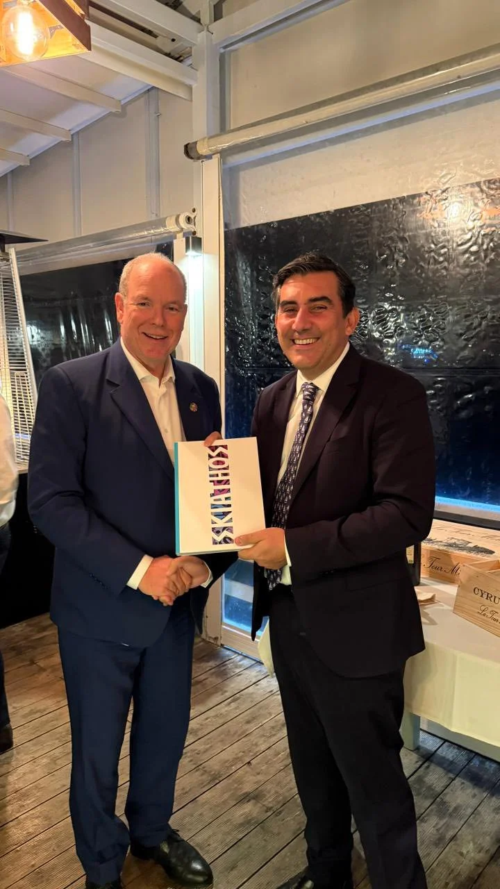 Ο δήμαρχος Σκιάθου Θοδωρής Τζούμας δίνει τιμητική πλακέτα στον πρίγκιπα Αλβέρτο