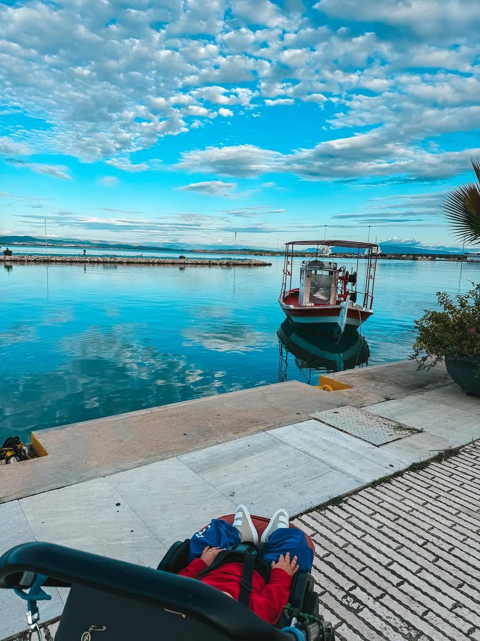 Η βόλτα της Εριέττας Κούρκουλου στο Κατάκολο με τον γιο της